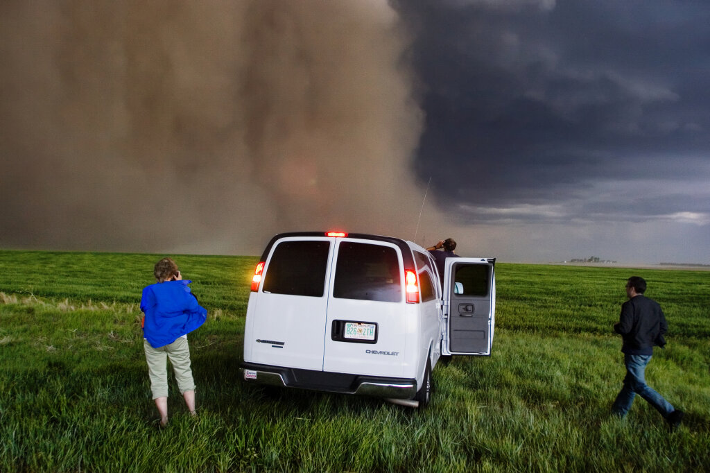 Can you really outrun a tornado? | HowStuffWorks