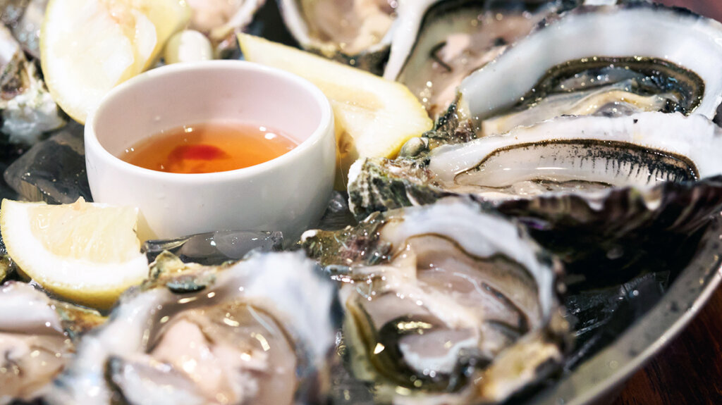 oysters raw eat safe month round every nutrition