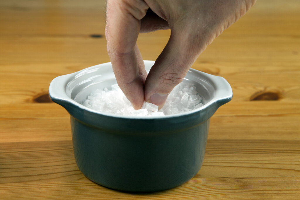 Why do people throw salt over their shoulders? HowStuffWorks