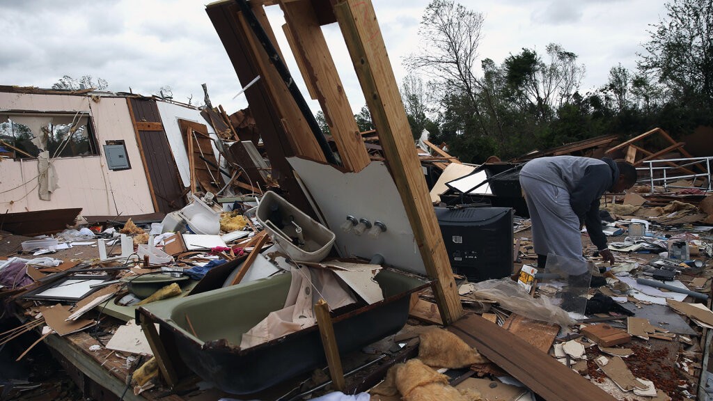 Should You Get in Your Bathtub During a Tornado? | HowStuffWorks