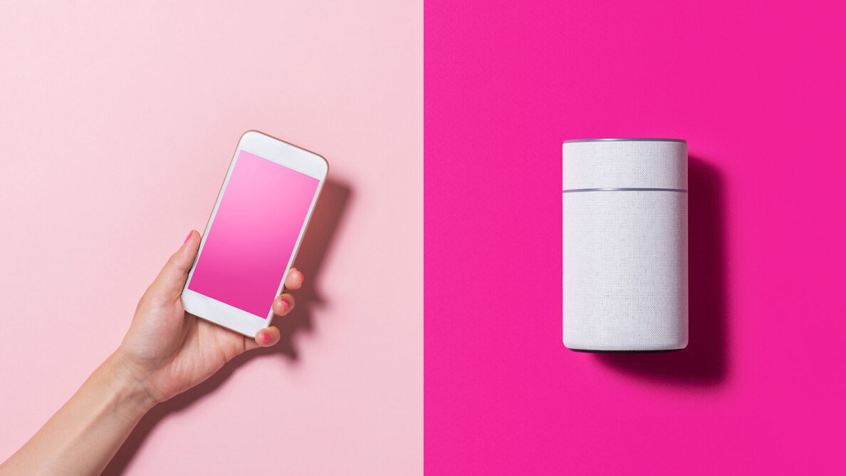 смартфон и умный динамик на розовом фоне