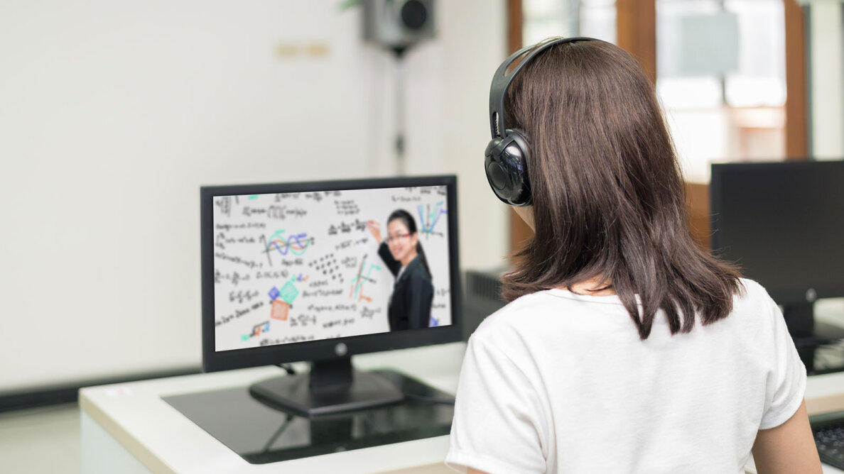 Азиатская женщина студент видеоконференция электронного обучения с учителем