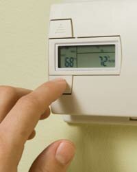 Bộ điều nhiệt có thể lập trình có thể giúp điều chỉnh nhiệt độ vào các thời điểm khác nhau trong ngày.