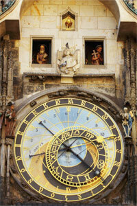 Prague的Astrolabe时钟一直赋予各种各样的观察员在几个世纪上。时间？查看。太阳在十二生肖中的位置？查看。太阳的高度？查看。“border=