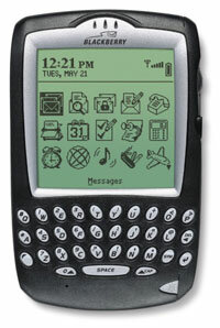 这款黑莓手机有一个大的液晶显示屏。”border=