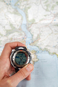 虽然在穿越未知区域时，随身携带一张无电池的纸质地图是明智的，但全球定位系统手表可以带你去地球上任何地方。＂border=