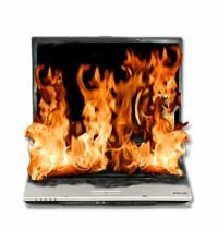 过去六个月的几篇新闻报道都描述了锂电池笔记本电脑着火的情况。“border=