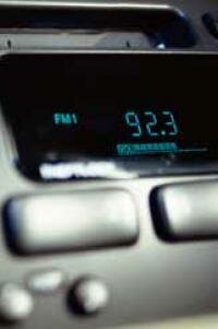 汽车收音机显示调频电台。你知道为什么它的结尾是奇数吗?”border=