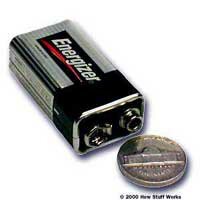 用一枚硬币敲击9伏电池的终端，你就可以创造出AM收音机可以接收的无线电波!＂border=