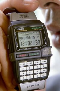 智能手表不是一个新的概念。Casio于1999年介绍了这款简易REC。其关键特征是录制30秒音频备忘录的能力。“border=