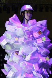 2006年，一名模特在韩国“无处不在的时尚电脑”时装秀上走猫步。显然，基于服装的技术必须比这更可穿戴，才能吸引大众。乐动-软件＂border=