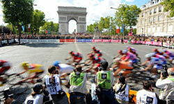 来自2011年游览法国的图像使用运动模糊来捕捉比赛最终阶段的速度和兴奋。“border=