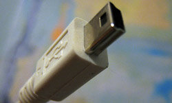 USB电缆是相机和计算机之间的生命线。“border=