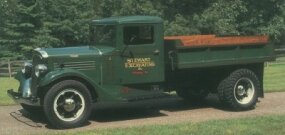 Stewarts foram equipados com uma variedade de carrocerias, a maioria construída pela própria Stewart.  Na foto, um caminhão basculante Stewart 1935 baseado no chassi de uma tonelada de Stewart.