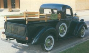 Hydrauliska bromsar, som länge erbjöds på de flesta konkurrenter, var ett nytt tillskott till Ford-lastbilar från 1939, bland annat den här Ford Pickup från 1939.