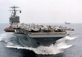 de USS George Washington, een van de Amerikaanse supervliegdekschepen met nucleaire aandrijving's nuclear-powered super aircraft carriers