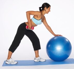 How to Do a Single Arm Row with Stability Ball | HowStuffWorks