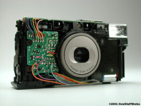 自动傻瓜相机使用电路板和电动机，而不是齿轮和弹簧。“border=