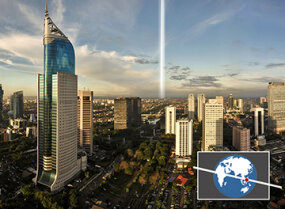 Städer nära ekvatorn, som Jakarta, Indonesien, skulle se en ring runt jorden mer som en rak linje över himlen.