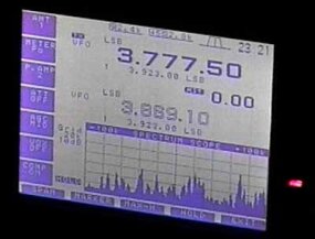 现代无线电收发机上的液晶显示器正在显示附近电台的频谱。底部的带示波器帮助业余爱好者找到信号。”border=