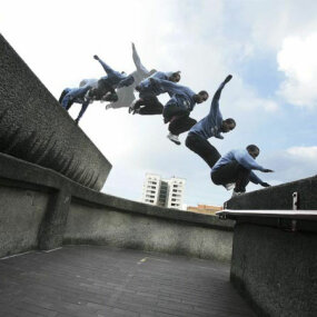 Blue, de Urban Freeflow, effectue un saut de Kong.