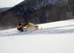 Quando sobe o monte em neve profunda em pó, o sistema de embreagem mantém o motor no máximo RPM sem mudar para um quot superior;gear.quot;