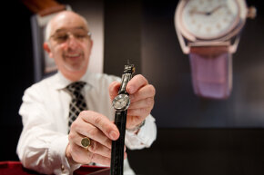 在伦敦市中心的Mayfair Antiques和Fine艺术博览会上，一名腕表经销商与劳力士'Hermetique'手表（C 1923）姿态。“border=