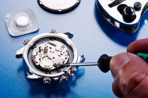 汉密尔顿手表公司于1957年向世界推出了电动手表;然而，由于电池问题，生产于1969年结束。“border=
