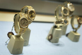 迪拜一家商店的橱窗里陈列着镶有珠宝的豪华手表。”border=
