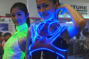 两名台湾模特身穿LED服装参加台北光电节。了解更多的基本小工具的图片。＂border=