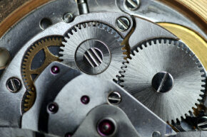 普通手表使用小而复杂的系统来让人们知道时间。哈里·温斯顿的11号作品要复杂得多。”border=