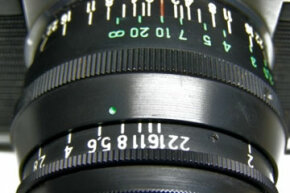 光圈数通常显示在镜头的正上方。大多数数码相机也会在液晶屏上显示光圈数。”border=