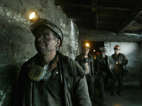一群乌克兰矿工在结束一天的工作时。“border=