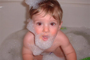 浴缸中的恶性小孩，或者只是红眼的另一个案例？“border=