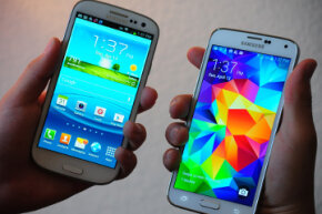 三星Galaxy S5 (R)与Galaxy S3设备的尺寸相比。S5的体积明显大于第三代。新款Galaxy S5是Galaxy S5系列中最大的一款，比上一款宽约3毫米，长约5毫米，厚度仅略高于上一款。乐动体育网站5.0查看更多手机图片。”border=