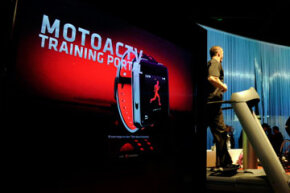 健身培训师在拉斯维加斯2012年国际消费电子展上展示了摩托罗拉的摩托车。”border=