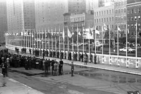 Поднятие флагов 16 новых членов в штаб-квартире ООН в 1960 г.