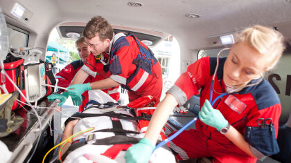 Who's in the Ambulance Crew? - How Ambulances Work | HowStuffWorks