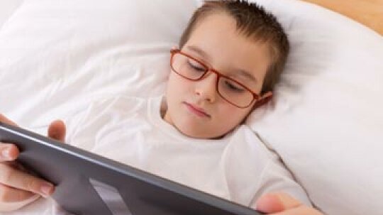 你孩子使用电脑的时间会影响他们的睡眠模式吗?”border=