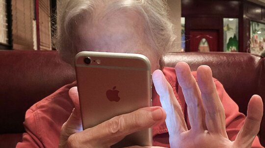 老年人可能和他们的孙辈一样离不开智能手机”border=