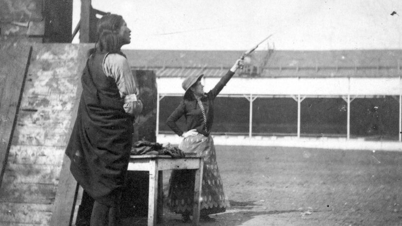 Why Annie Oakley Was America S Sharpshooting Sweetheart Howstuffworks