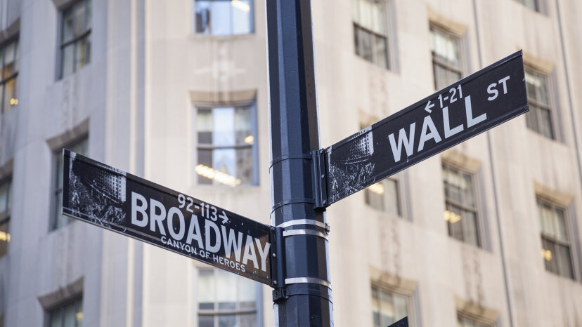 Intersecção da Broadway e Wall Street em Nova Iorque