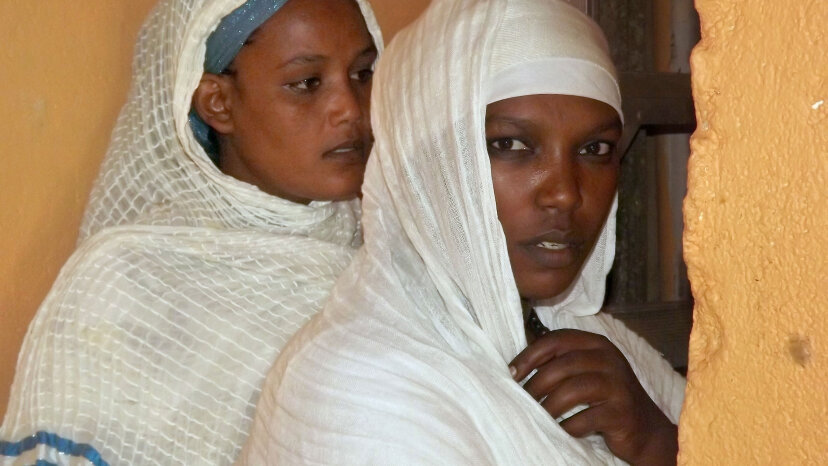 エチオピア正教会では、リデットまたはゲンと呼ばれるクリスマスのお祝いは、1月6日の夜に始まります。