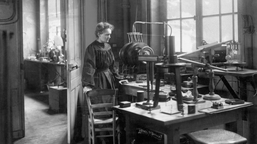 Marie Curie nel suo laboratorio