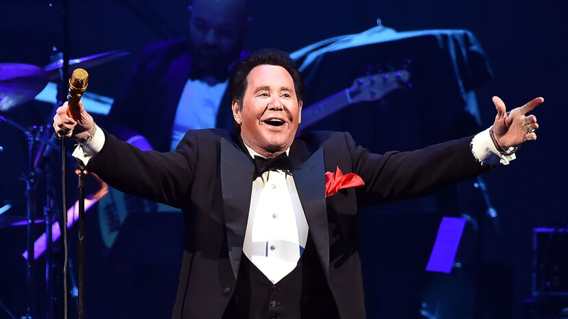 Wayne Newton treedt onstage op