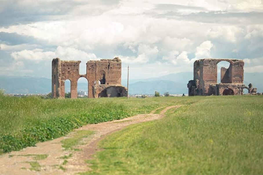Yol, 2.000 yıldan fazla bir süre önce yapılmış olmasına rağmen, Roma'yı İtalya'nın Brindisi'ye bağlayan Appian Yolu'nun bazı bölümlerini hala görebilirsiniz.  Nico De Pasquale Fotoğrafçılık / Getty Images