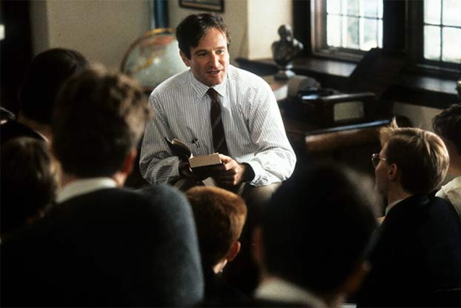 Robin Williams öğrencileri ile bu sahnede "Ölü Ozanlar Derneği" nden konuşuyor.  Touchstone Resimler / Getty Images