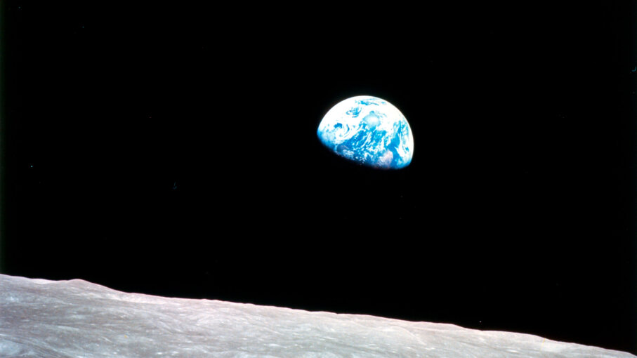 5: 'Earthrise' - 10 Iconic Photographs That Captured the World’s ...