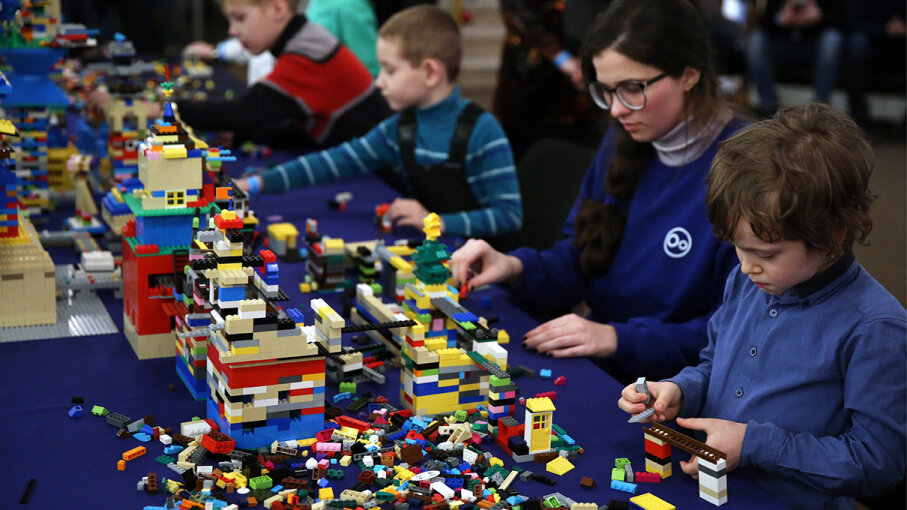 kids building legos