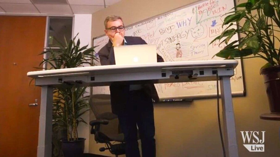 This Bossy Desk Decides When You Stand Up And Sit Down Howstuffworks